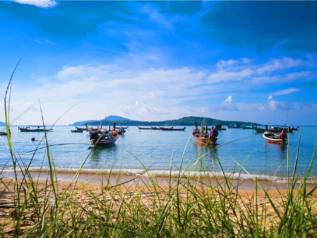 拉威海滩位于普吉岛的南边,据说是普吉历史上的*座观光海滩,渔民很多